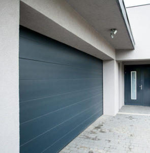Portes de garage Grand choix d’aspects et de couleurs Avec ou sans motorisation Sectionnelle, plafond / latérale Portillon intégré Personnalisation avec portail et porte entrée Basculante…